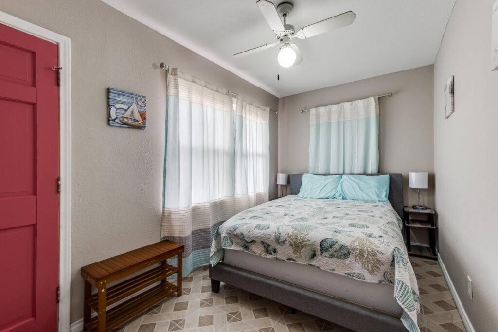 Cozy Sea Breeze Bungalow - 2 Mins To The Beach 加尔维斯敦 外观 照片